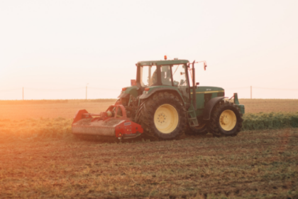 Tractor rijdt op veld